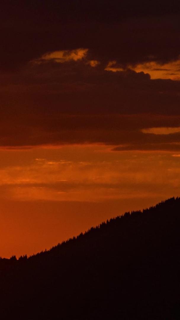 金色日出的大山山脉视频的预览图