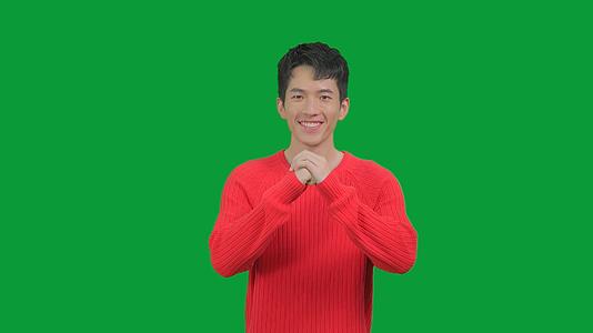4K绿幕男青年新年作揖拜年视频的预览图