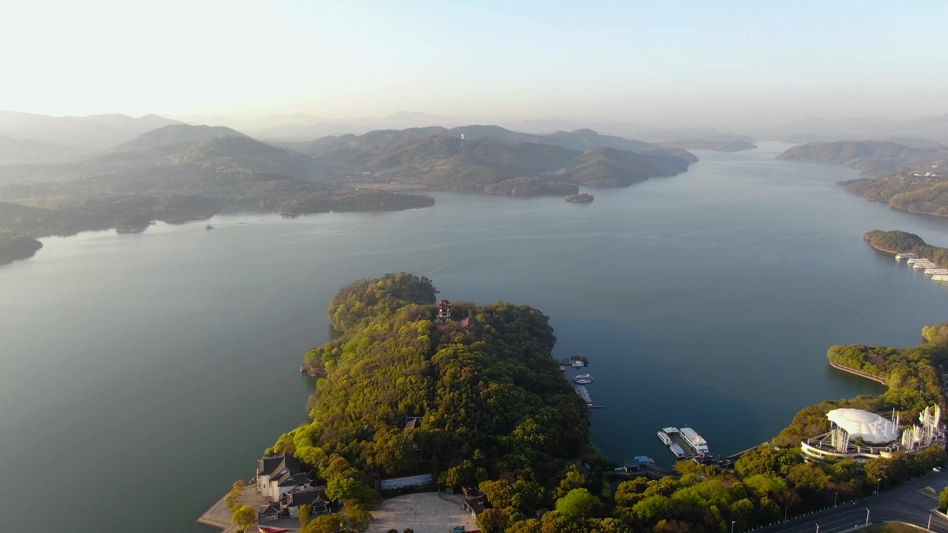 航拍5A天目湖景区景点湖里山岛视频视频的预览图