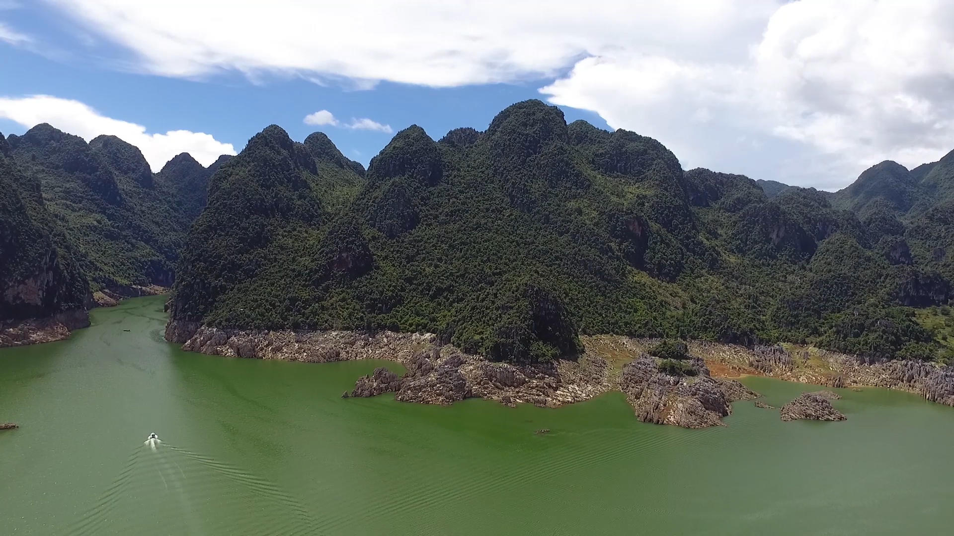 航拍山中湖视频的预览图