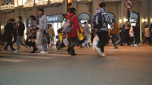 城市街头斑马线上等待红绿灯的行人4k交通素材【该视频无肖像权，请勿商用】视频的预览图