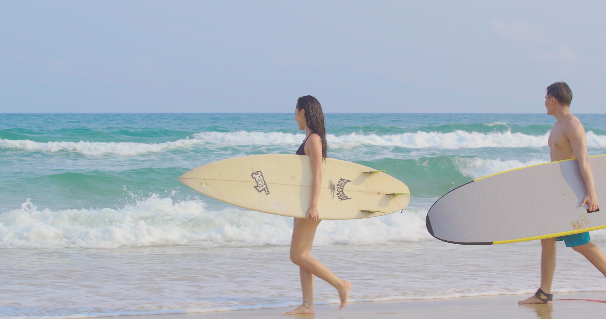 8K海边泳装情侣拿着冲浪板散步视频的预览图
