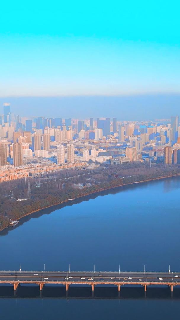唯美航拍沈阳浑河南京桥冬季景色视频的预览图