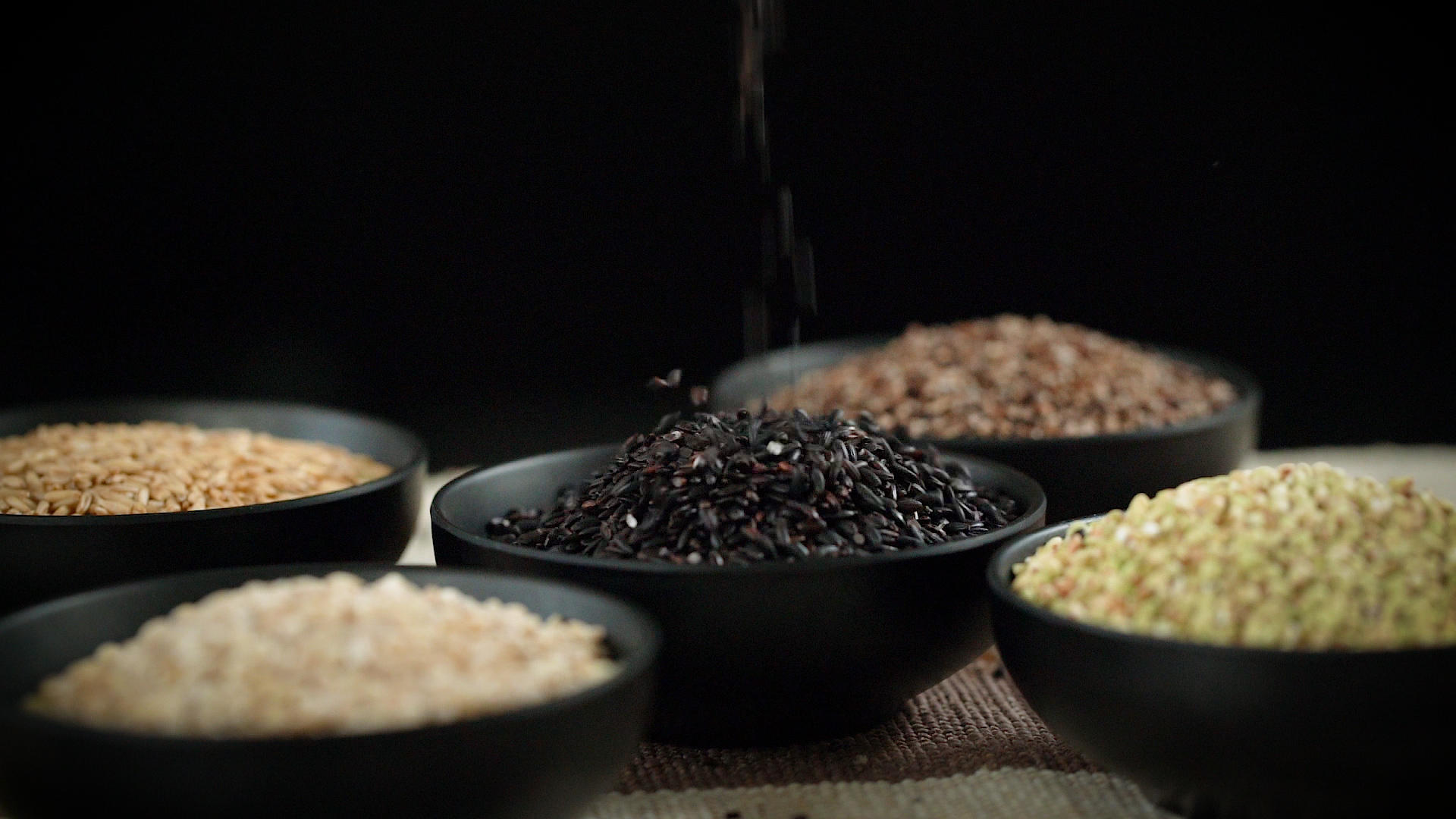 五谷杂粮黑米粥材料粗粮健康饮食视频的预览图