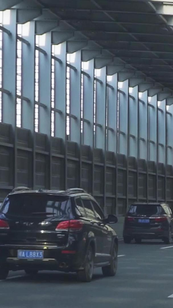 城市高架桥车内第一视角车流隧道桥梁交通素材视频的预览图