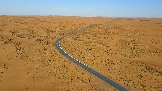 航拍车辆行驶在沙漠视频的预览图