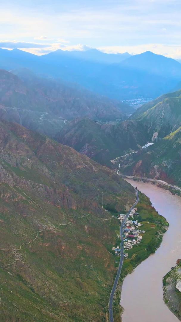 中国金沙江峡谷河流中的航拍山脉视频的预览图