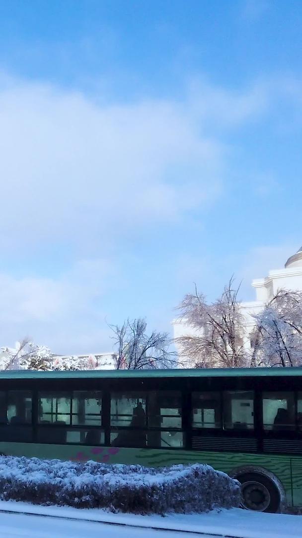 在欧洲建筑的雪景下拍摄公共汽车视频的预览图