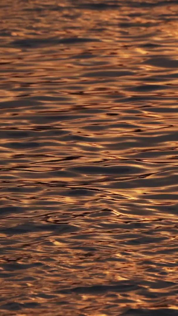拍摄春风波浪湖泊视频的预览图