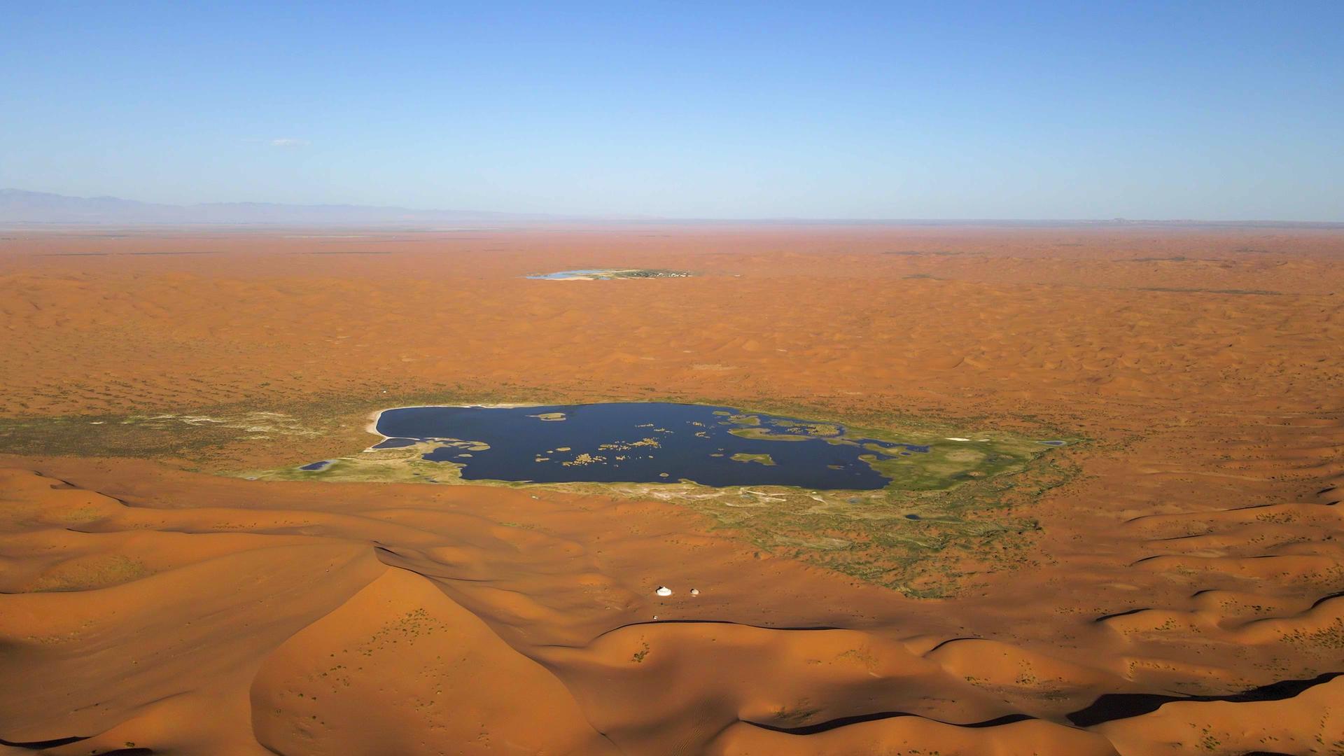 航拍沙漠湖泊视频的预览图
