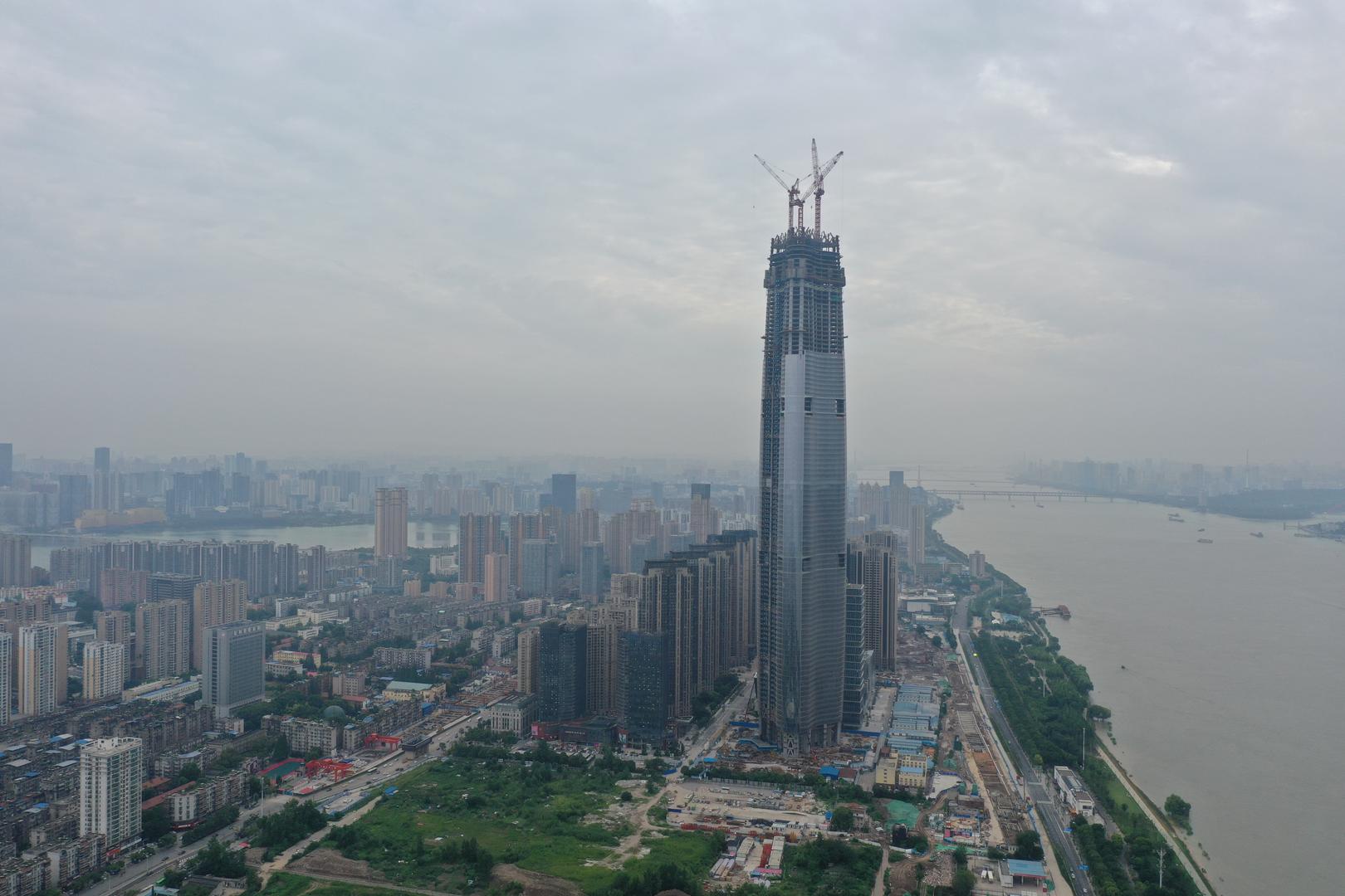航拍武汉在建中长江边第一高楼绿地中心视频的预览图
