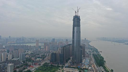 航拍武汉在建中长江边第一高楼绿地中心视频的预览图