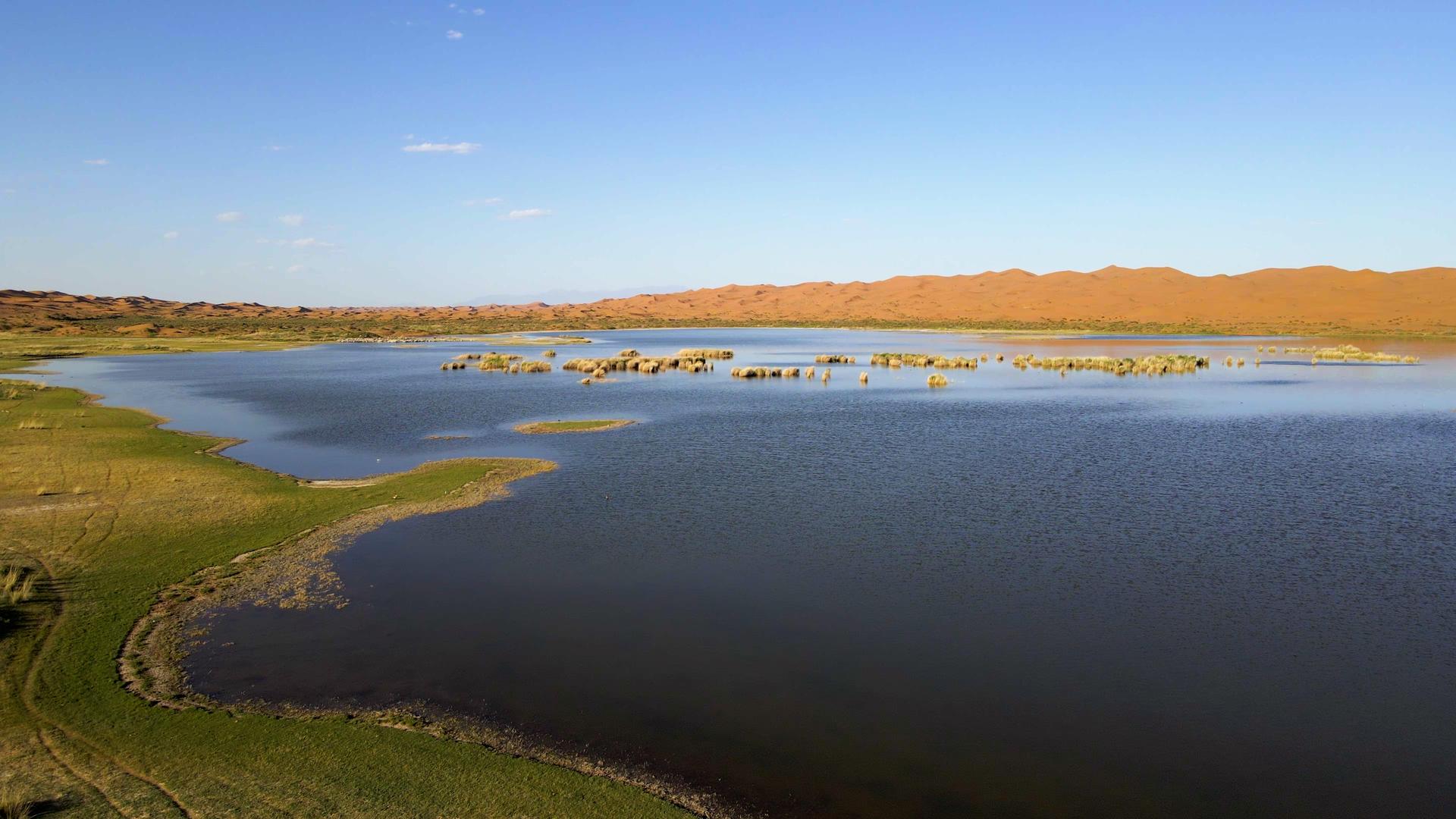 航拍沙漠湖泊湿地水面月亮湖视频的预览图