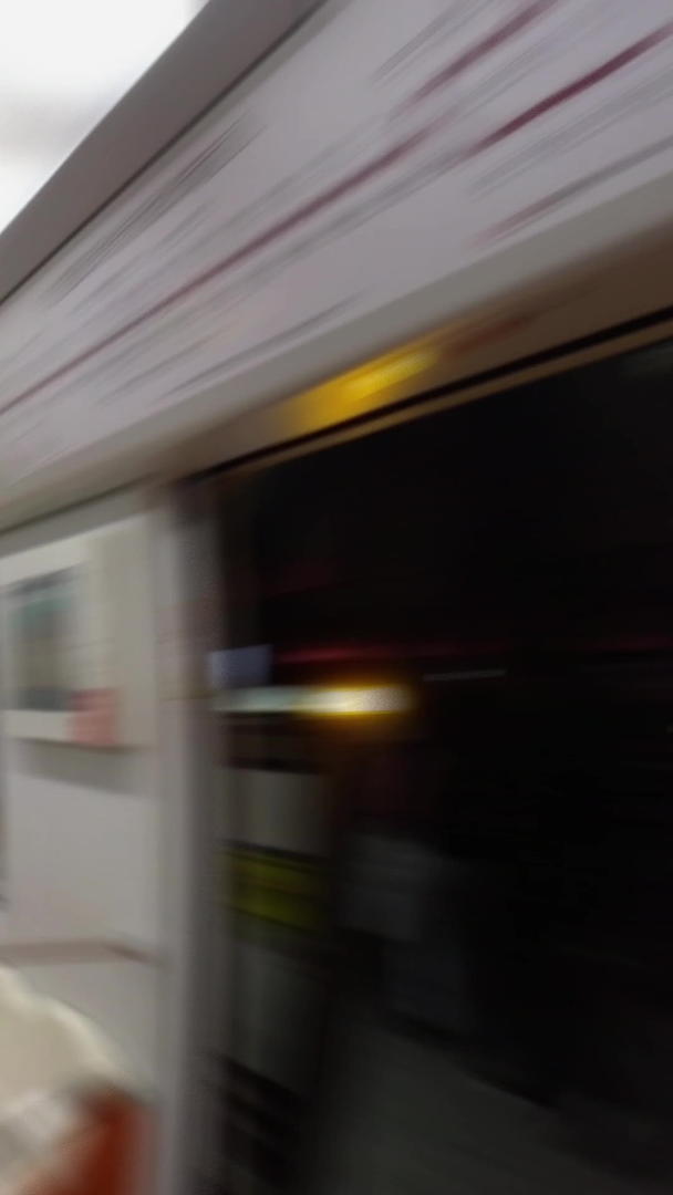 地铁车厢穿梭延迟视频的预览图