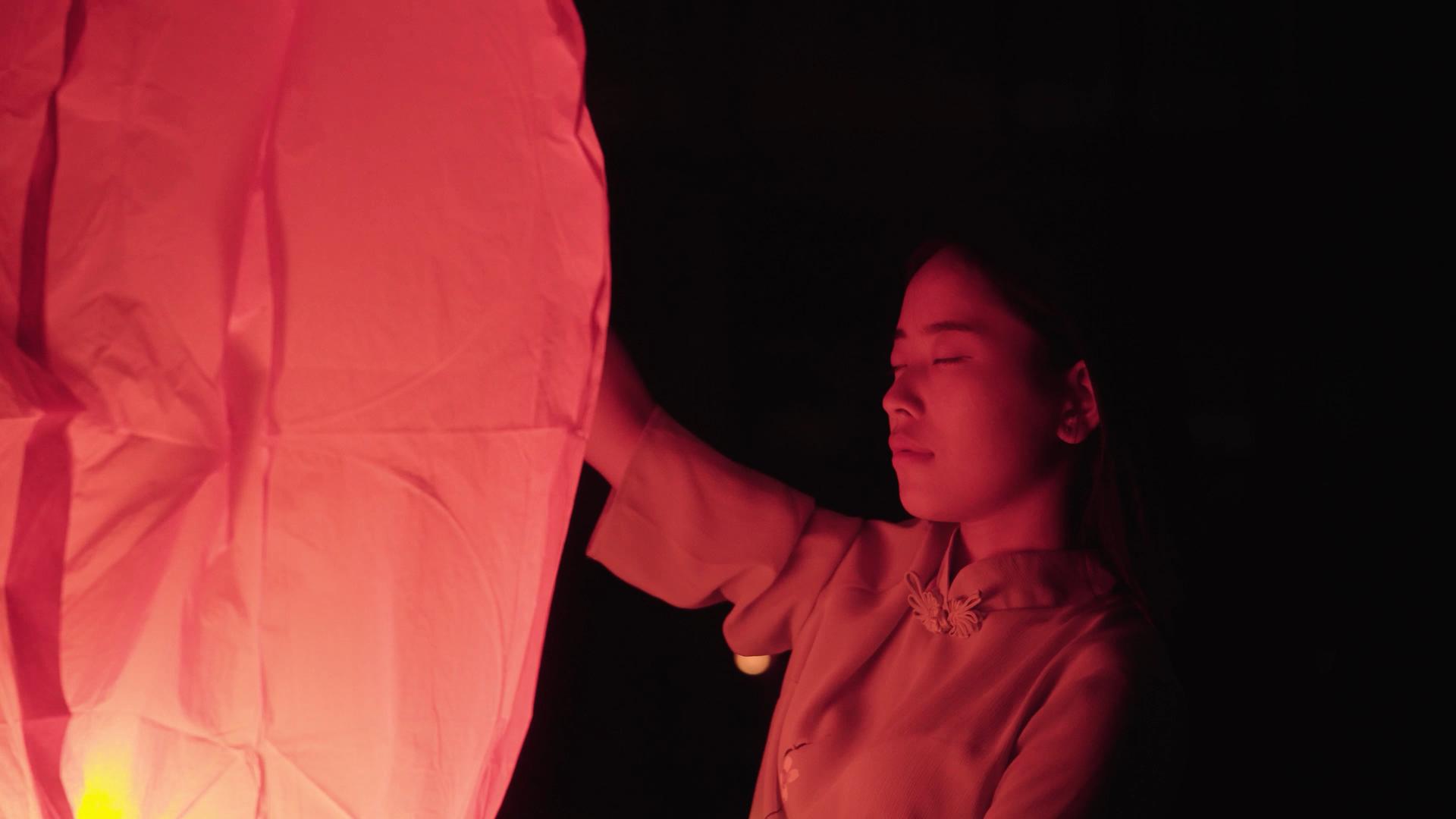 4K实拍中秋节古风美女放孔明灯视频的预览图