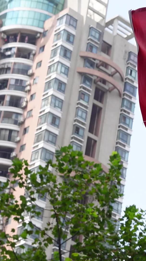 五星红旗k素材在国庆街头迎风飘扬视频的预览图