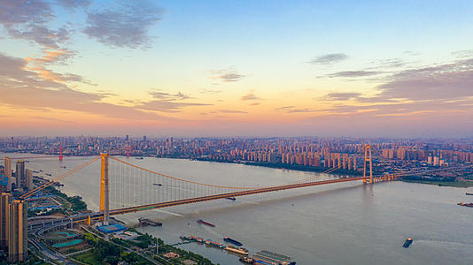 航拍武汉地标国际博览中心和杨泗港长江大桥视频的预览图
