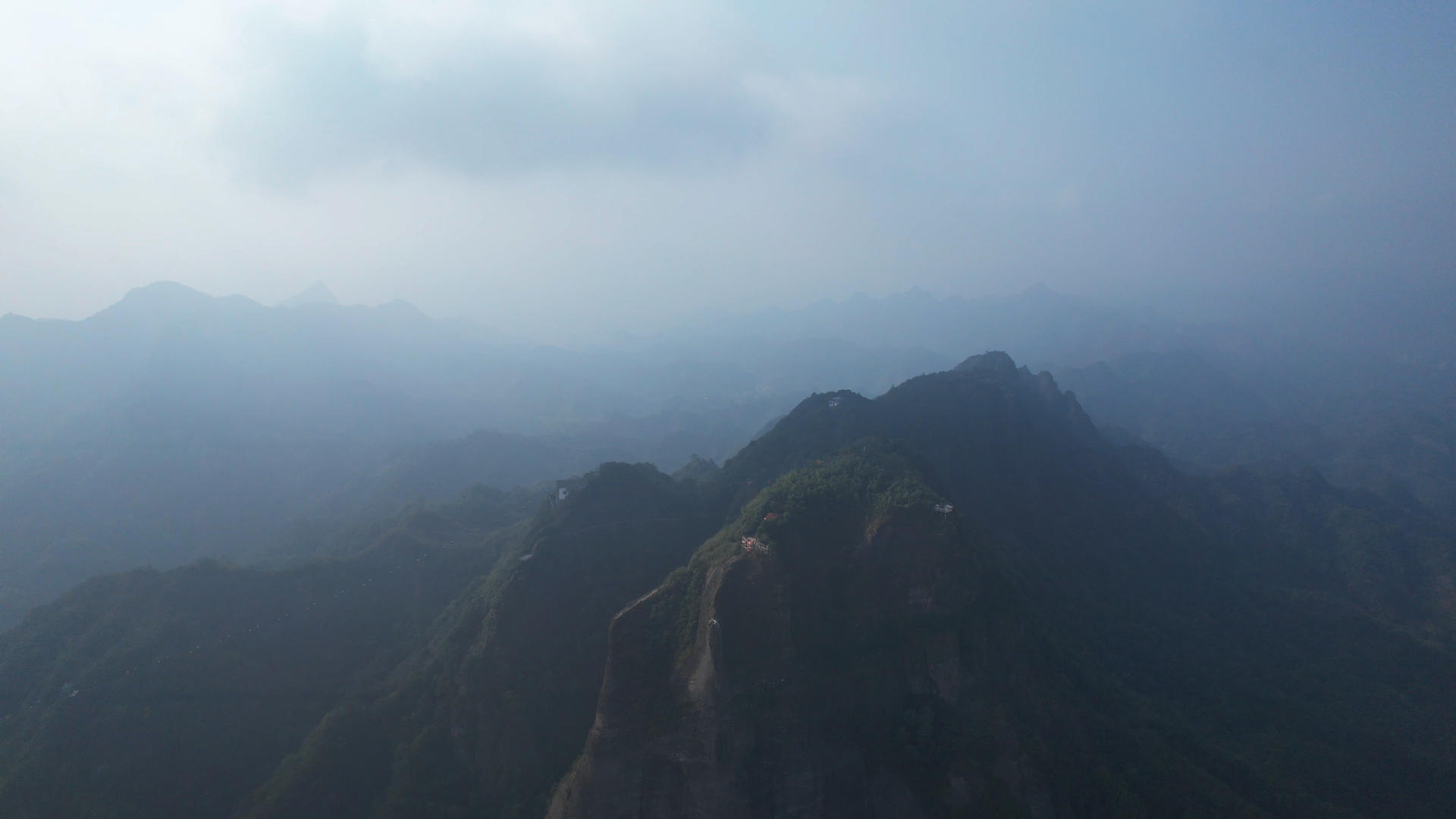 航拍湖南邵阳5A级旅游景区崀山山顶4k素材视频的预览图