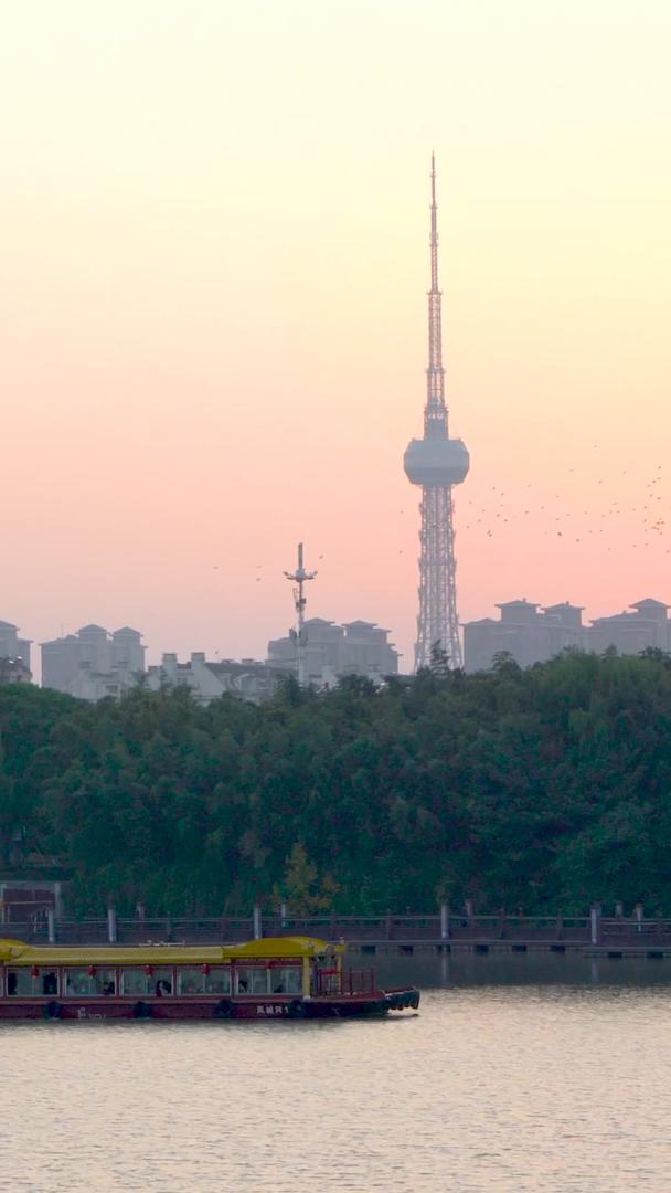 江苏泰州护城河日落夕阳游船实拍视频的预览图