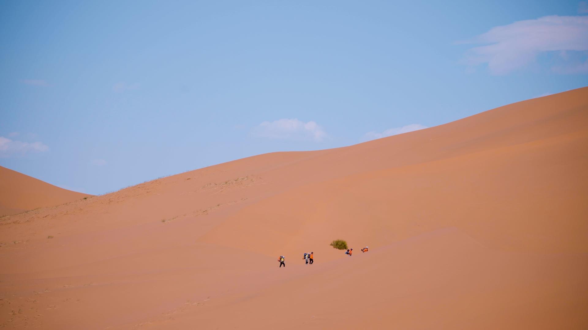 挑战大自然渺小的沙漠中徒步的驴友视频的预览图