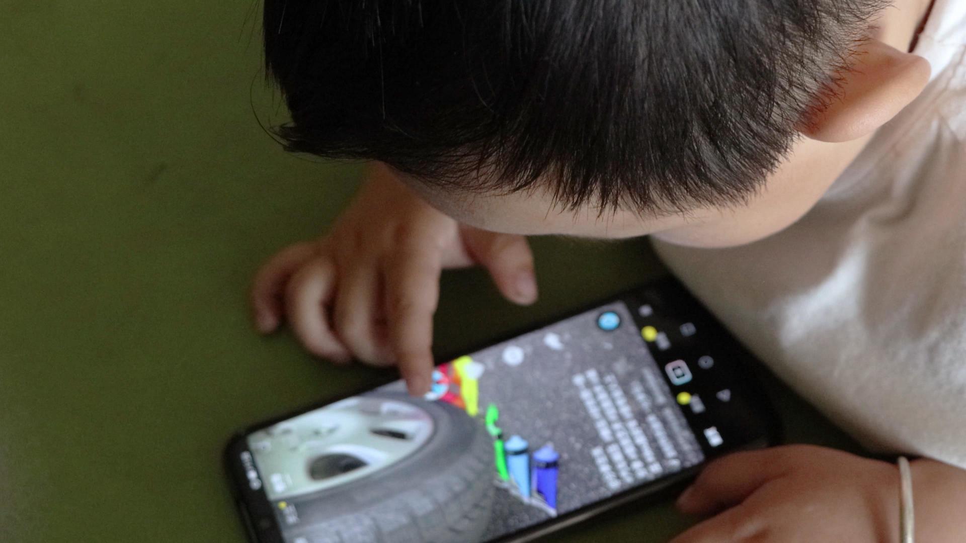4K儿童玩手机实拍视频视频的预览图