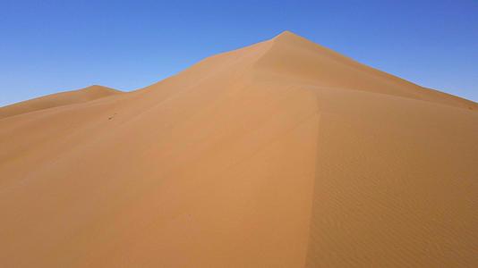 腾格里航拍沙漠大沙丘视频的预览图
