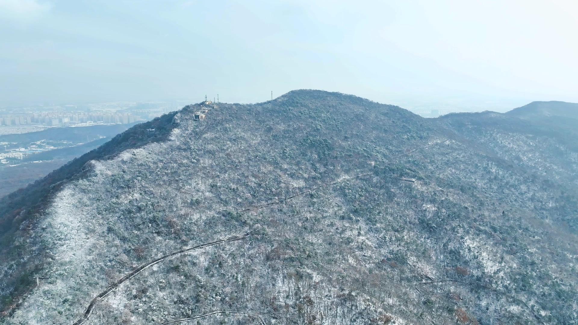 南京雪景紫金山大雪封山4K航拍视频的预览图