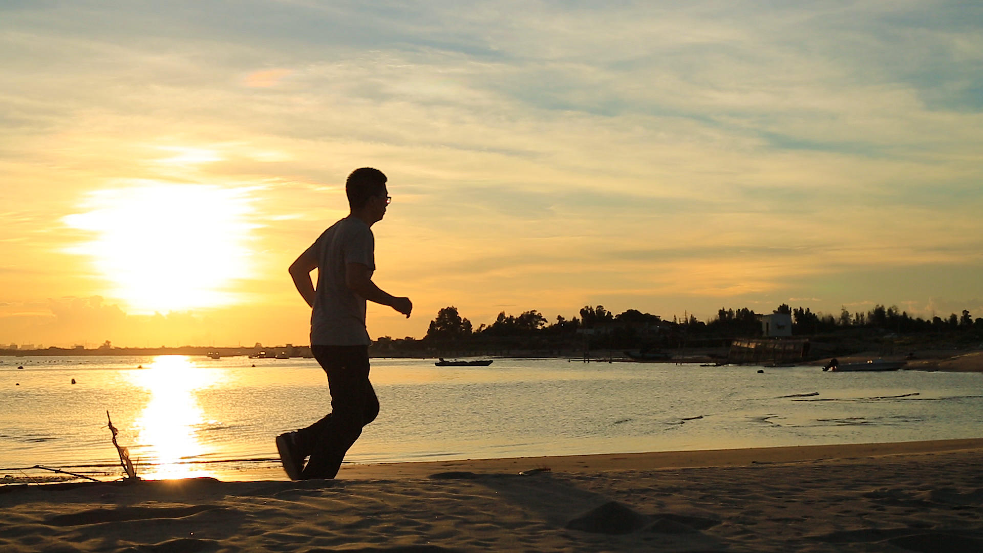 在夕阳下沙滩上跑步视频的预览图