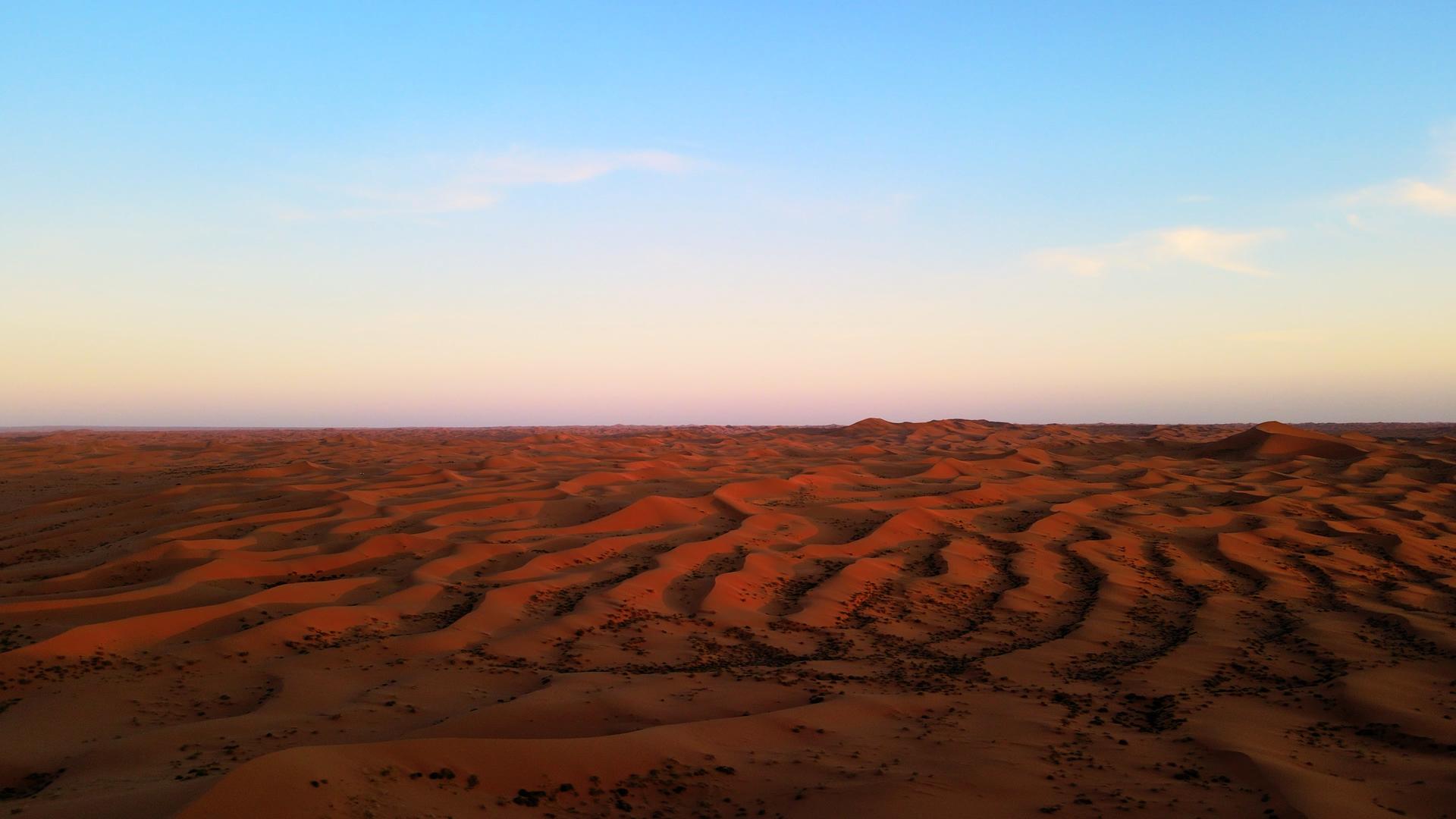 航拍晚霞下的沙漠地貌视频的预览图