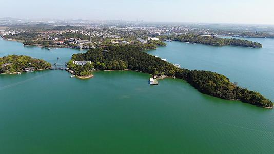 航拍天目湖山水园景区中国茶岛全景视频视频的预览图