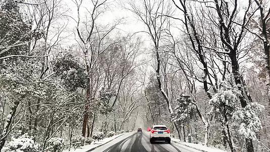 4K实拍下雪天开车出行雪中出行雪景视频的预览图