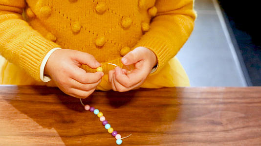 小女孩串珠子练习集中注意力视频的预览图