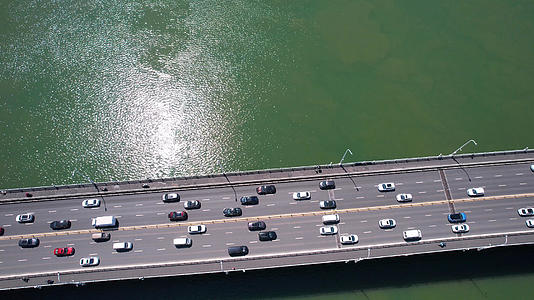 航拍城市晴朗天空江景桥梁道路交通街景车流4k素材视频的预览图
