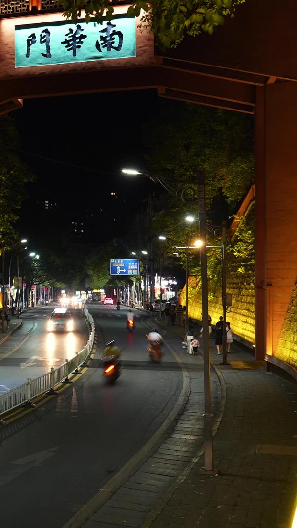 湖南省凤凰古城南华门夜景交通道路行人车流素材视频的预览图