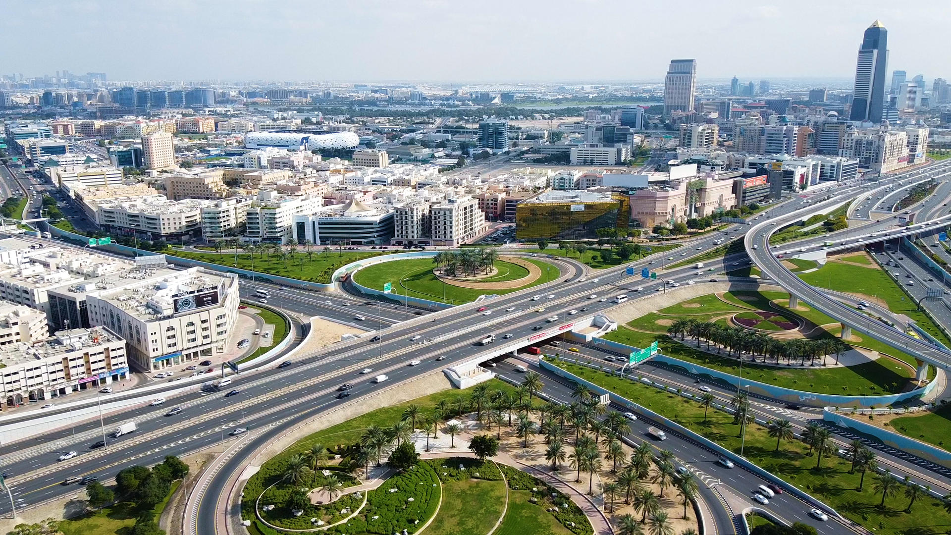 迪拜城市中心马路航拍视频的预览图