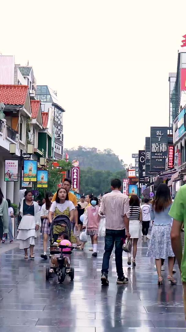 行人在桂林正阳步行街视频的预览图