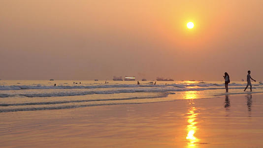 夕阳下的海滩视频的预览图