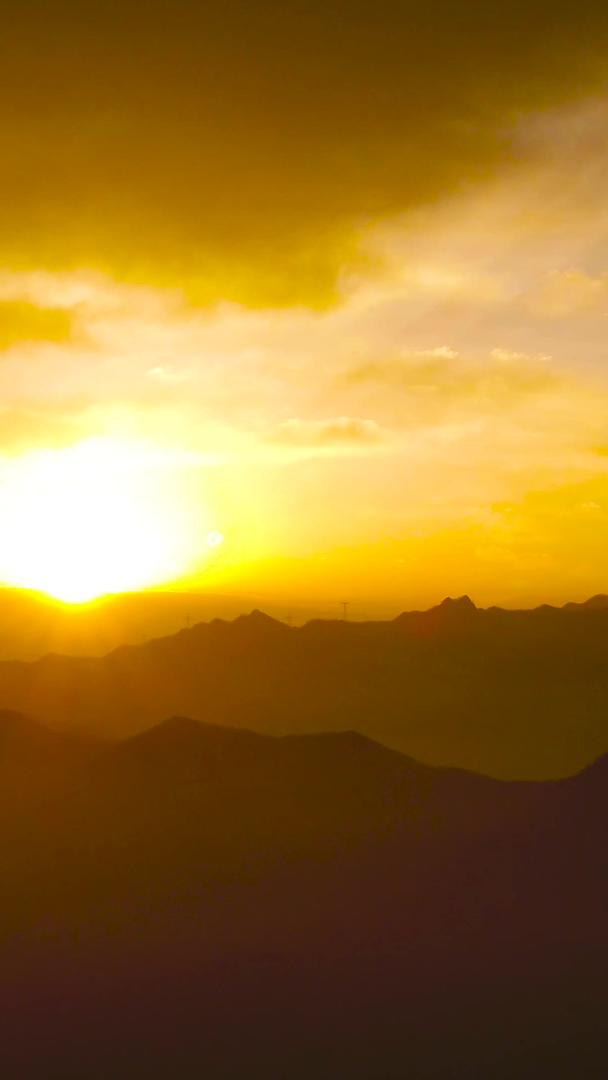 日出航拍在秦岭山区视频的预览图
