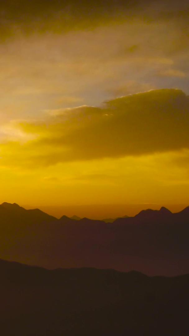 日出航拍在秦岭山区视频的预览图