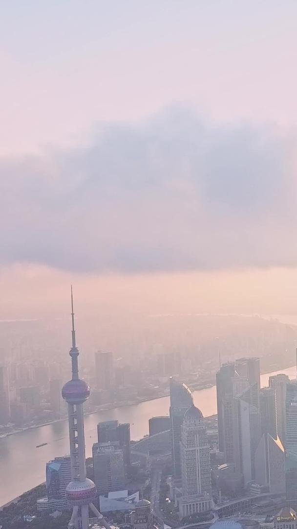 逆光晨雾日出上海航拍视频的预览图