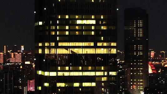 航拍城市夜景写字楼互联网公司灯火通明办公楼加班4k素材视频的预览图