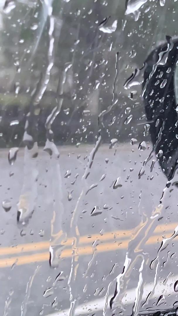 从多个角度拍摄车内窗户雨、雨、滴、素材视频的预览图