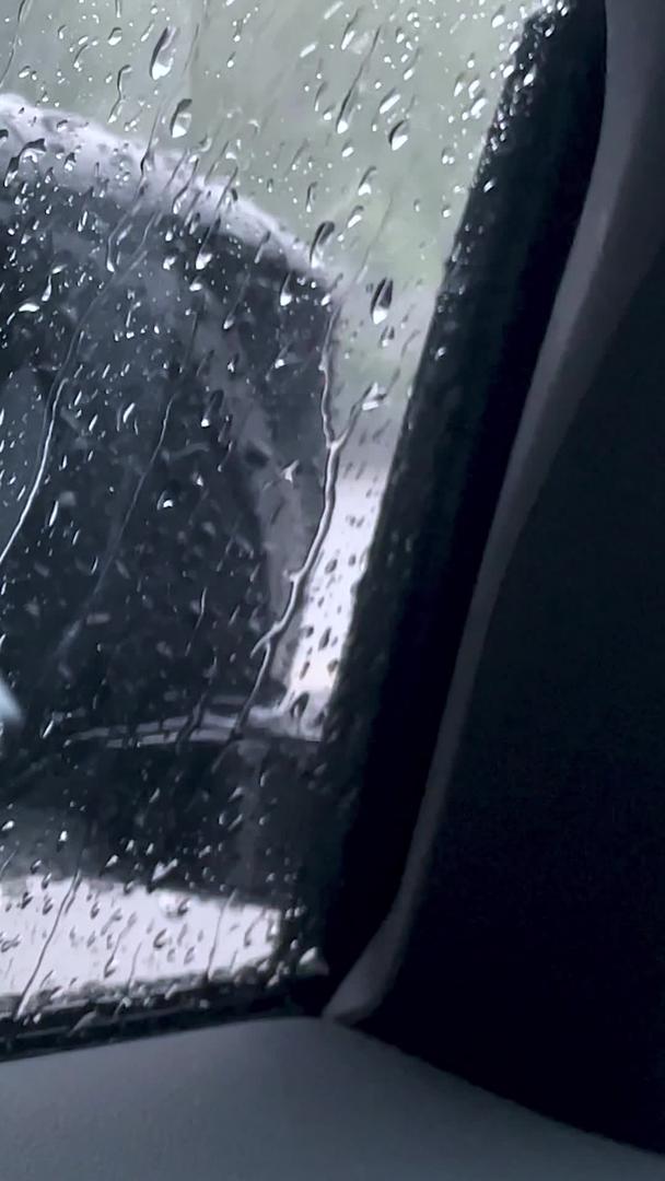 从多个角度拍摄车内窗户雨、雨、滴、素材视频的预览图