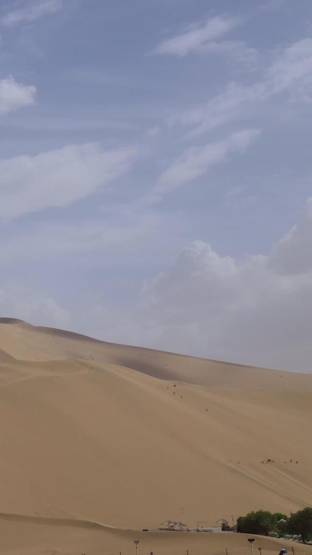 蓝天白云和沙漠延迟视频视频的预览图