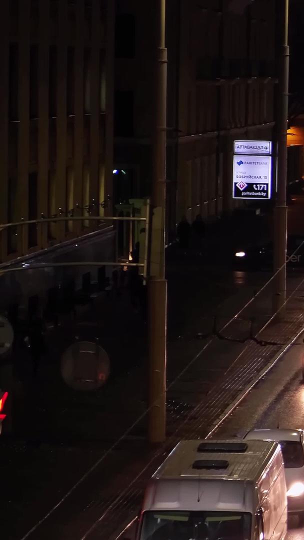 冬夜城市下班高峰期车流量高峰视频的预览图