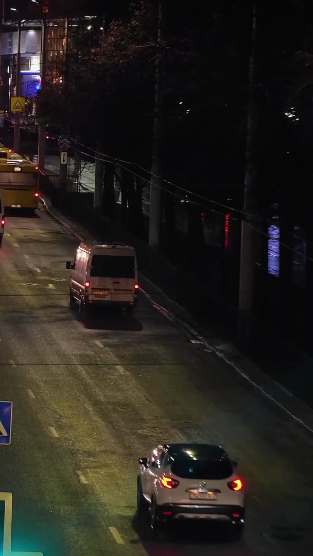 冬夜城市下班高峰期车流量高峰视频的预览图