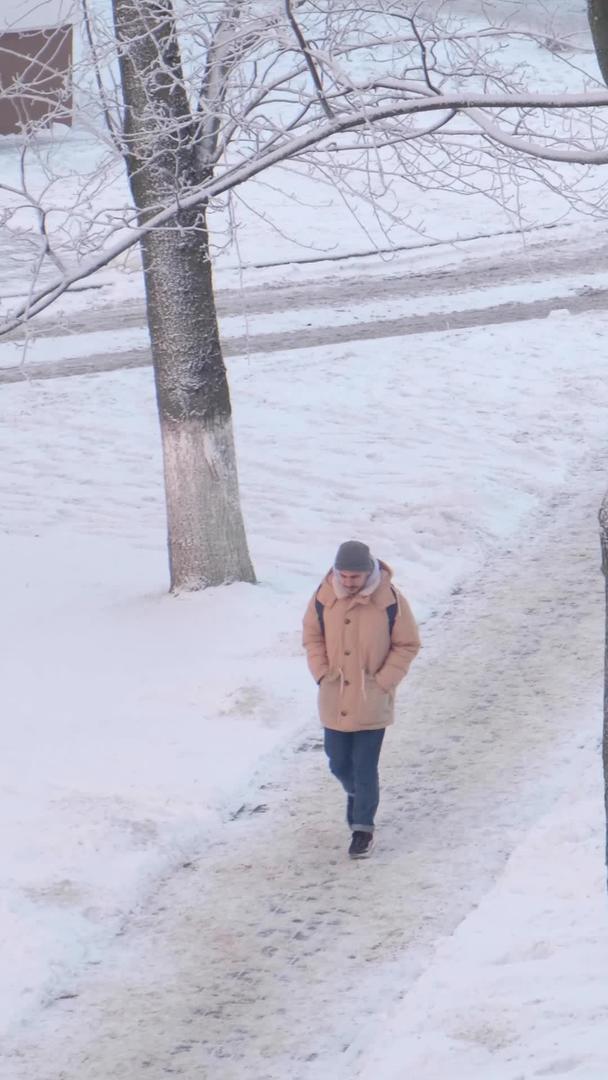 冬季在雪地里行走的人视频的预览图