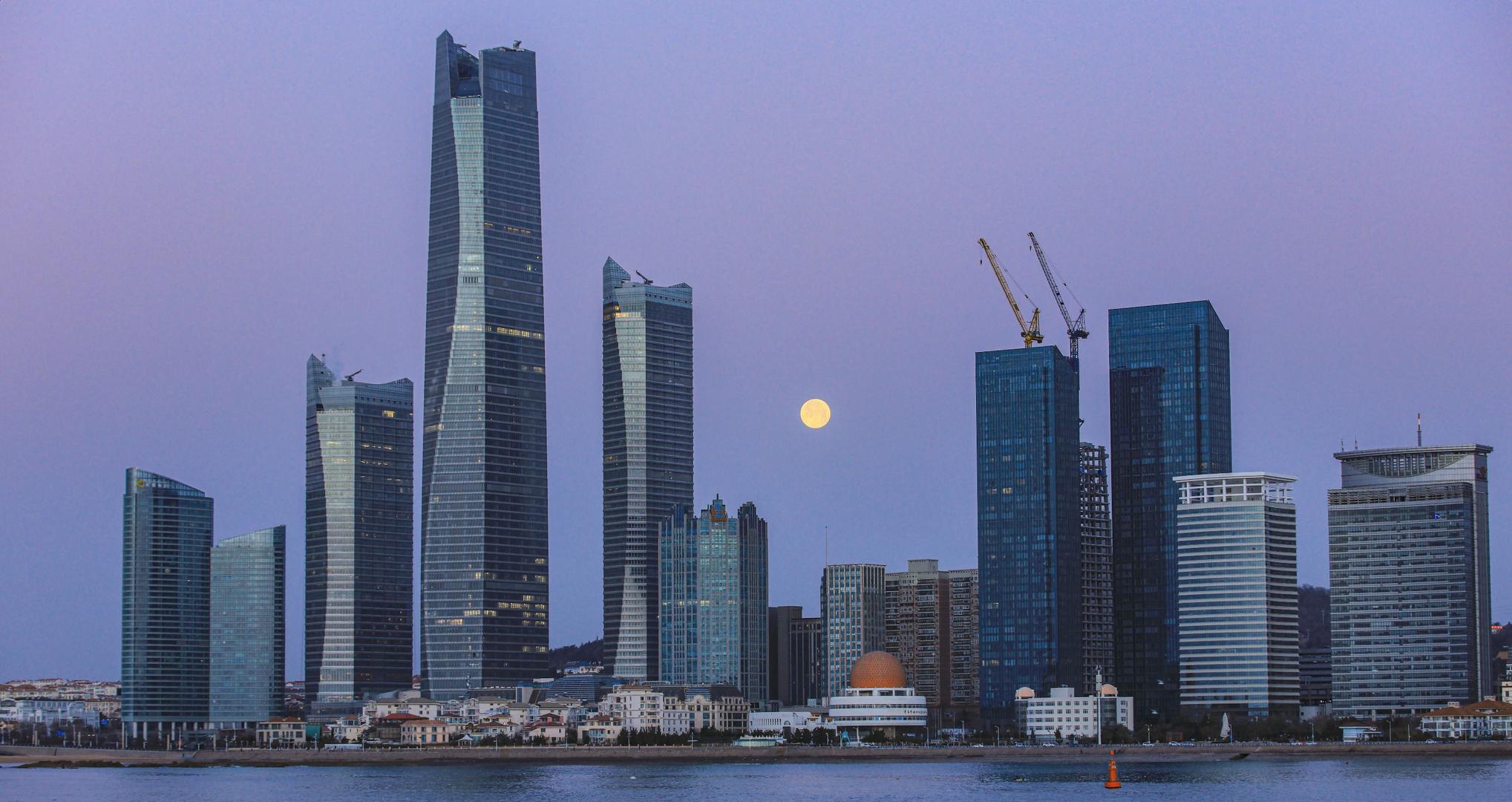 8K延时城市高楼月落过程视频的预览图
