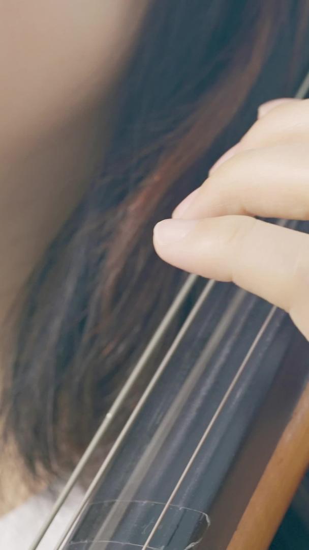 女孩拨动大提琴弦(包括琴声)视频的预览图