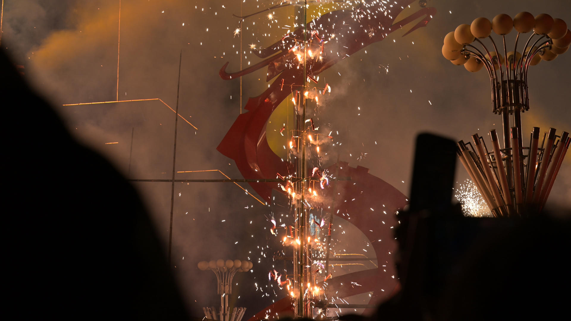 聚集广东民俗新年庆祝揭阳乔林火龙烟火现场4k素材视频的预览图